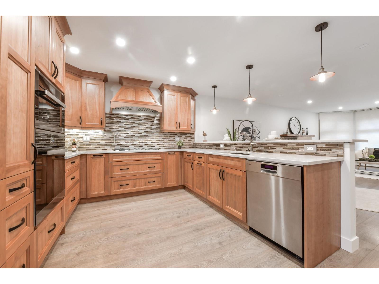 6035 172B Street, Surrey, BC - Indoor Photo Showing Kitchen With Upgraded Kitchen