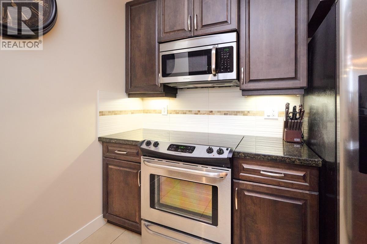 418 11935 Burnett Street, Maple Ridge, BC - Indoor Photo Showing Kitchen