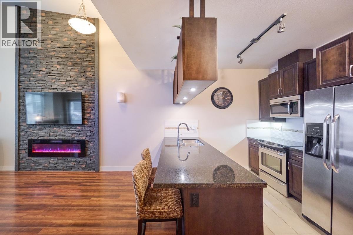 418 11935 Burnett Street, Maple Ridge, BC - Indoor Photo Showing Kitchen With Stainless Steel Kitchen With Upgraded Kitchen