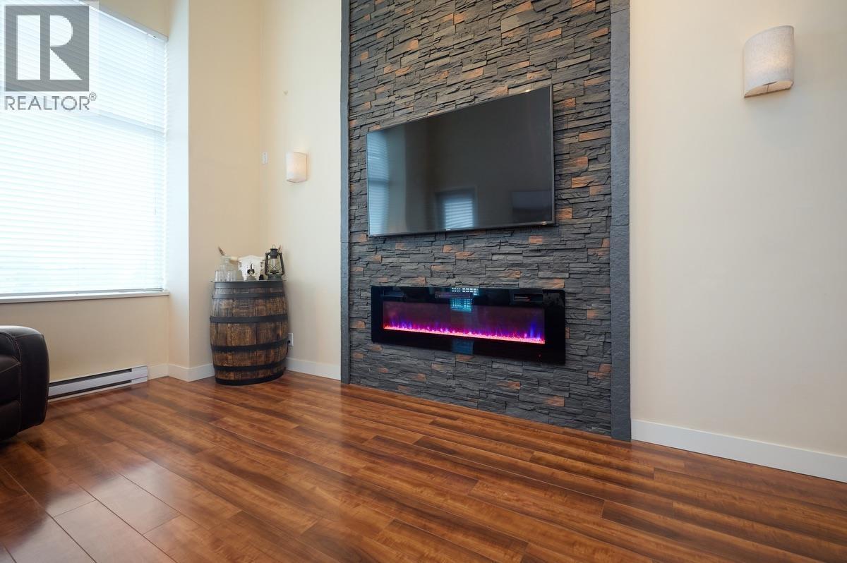 418 11935 Burnett Street, Maple Ridge, BC - Indoor Photo Showing Living Room With Fireplace