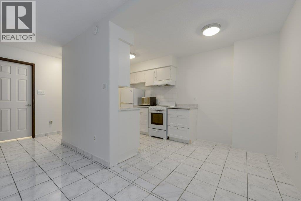 105 1585 E 4Th Avenue, Vancouver, BC - Indoor Photo Showing Kitchen