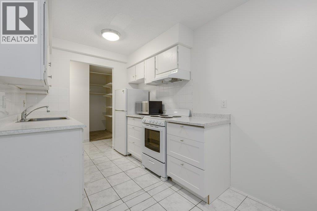 105 1585 E 4Th Avenue, Vancouver, BC - Indoor Photo Showing Kitchen
