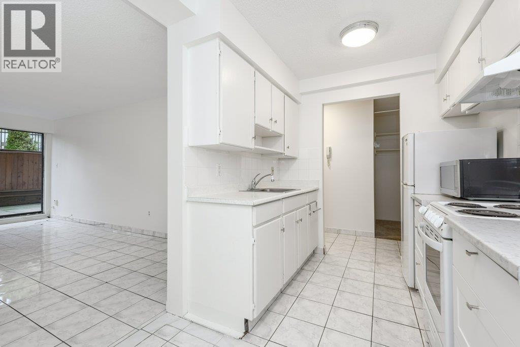 105 1585 E 4Th Avenue, Vancouver, BC - Indoor Photo Showing Kitchen