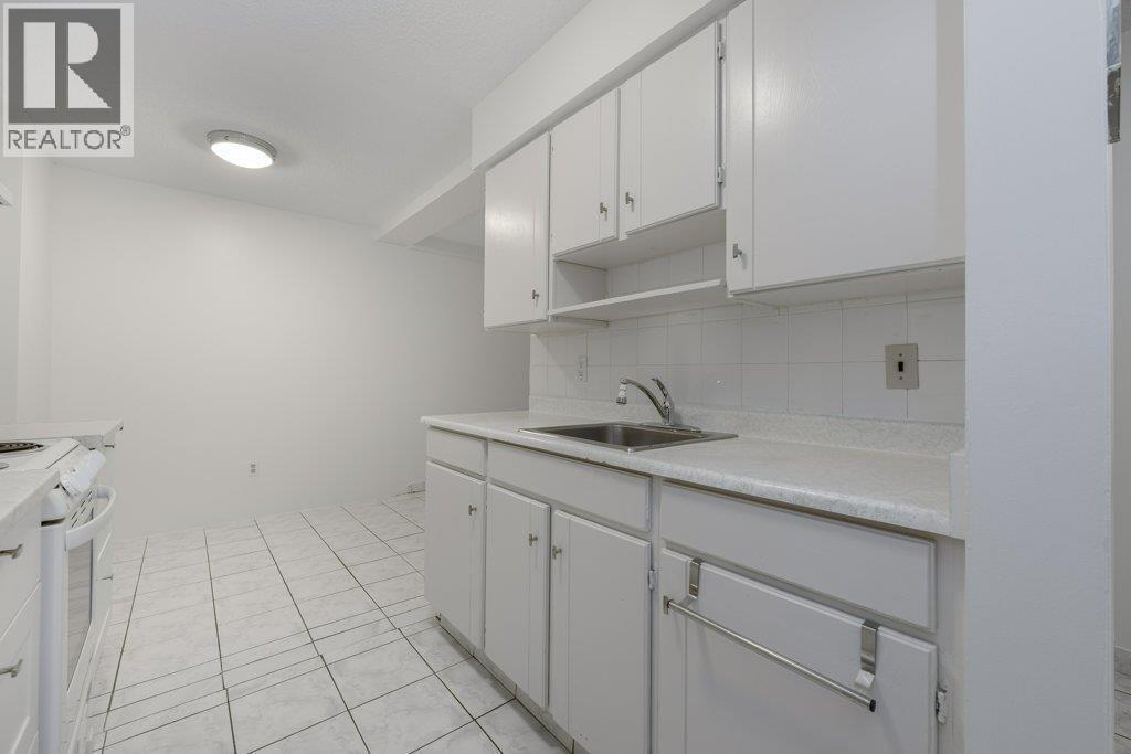 105 1585 E 4Th Avenue, Vancouver, BC - Indoor Photo Showing Kitchen