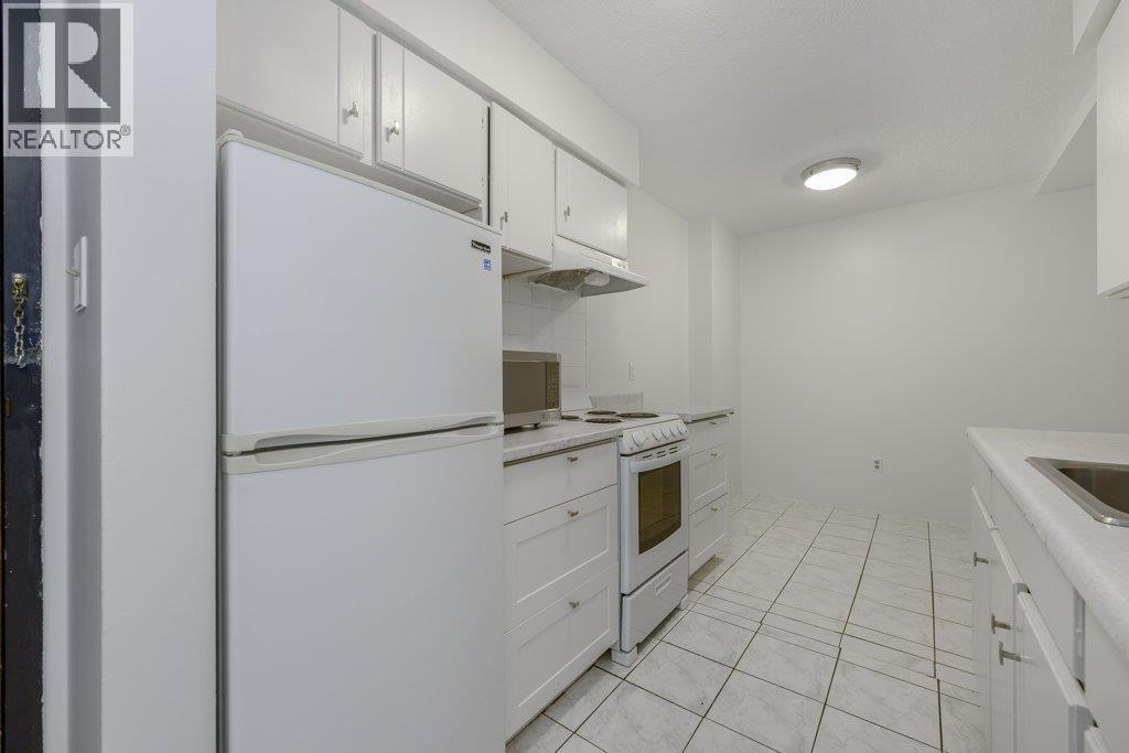 105 1585 E 4Th Avenue, Vancouver, BC - Indoor Photo Showing Kitchen