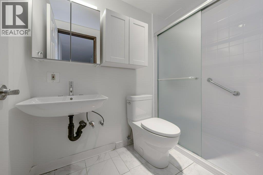 105 1585 E 4Th Avenue, Vancouver, BC - Indoor Photo Showing Bathroom