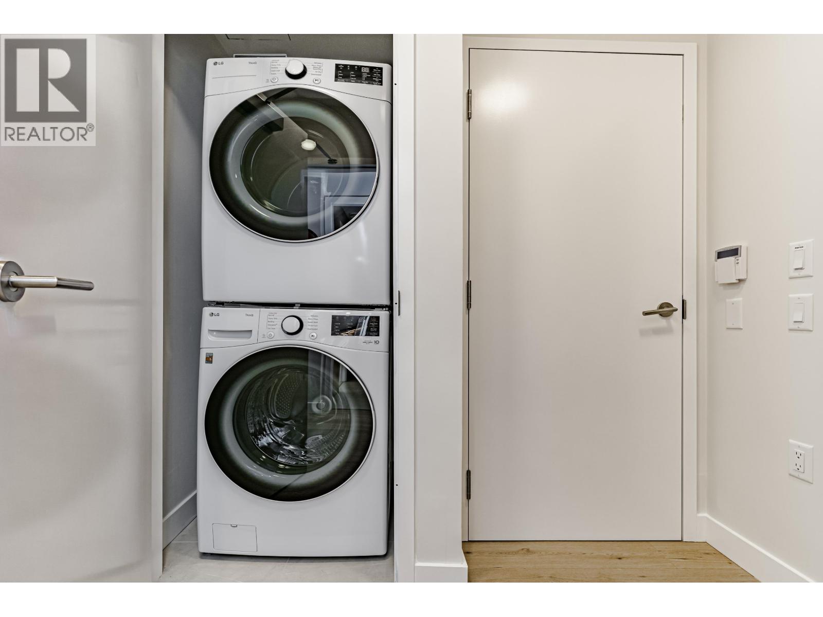 104 5007 Ash Street, Vancouver, BC - Indoor Photo Showing Laundry Room