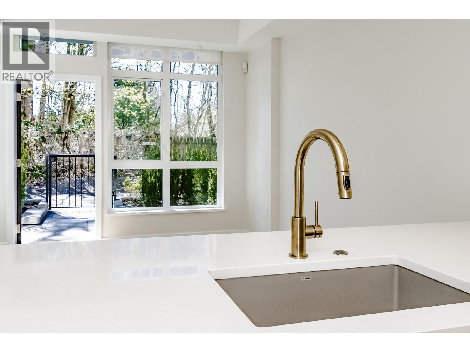 104 5007 Ash Street, Vancouver, BC - Indoor Photo Showing Kitchen