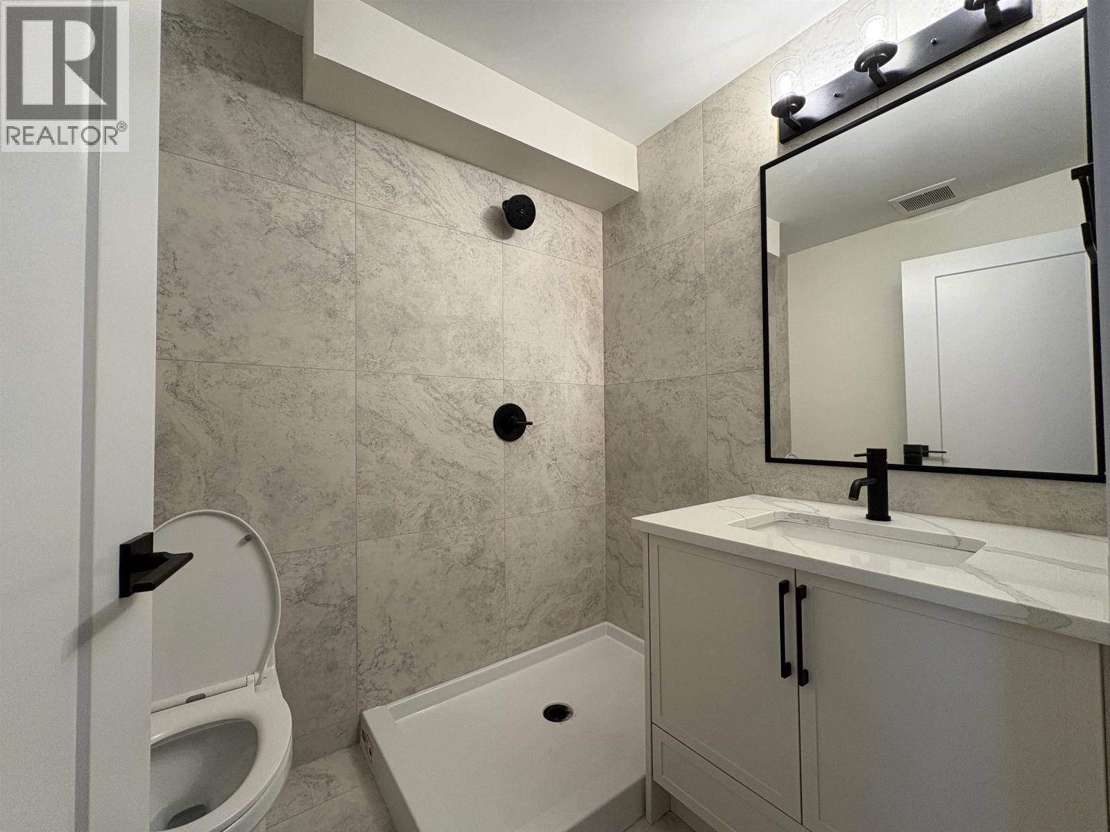 Bsmt 945 E 28Th Avenue, Vancouver, BC - Indoor Photo Showing Bathroom