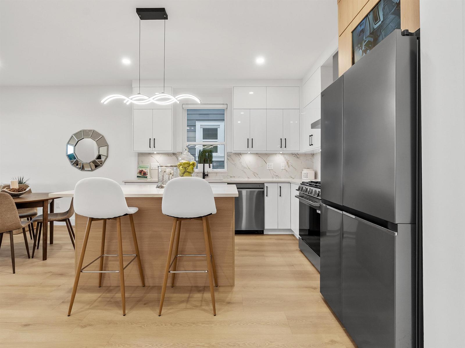 101 16697 16 Avenue, Surrey, BC - Indoor Photo Showing Kitchen With Upgraded Kitchen