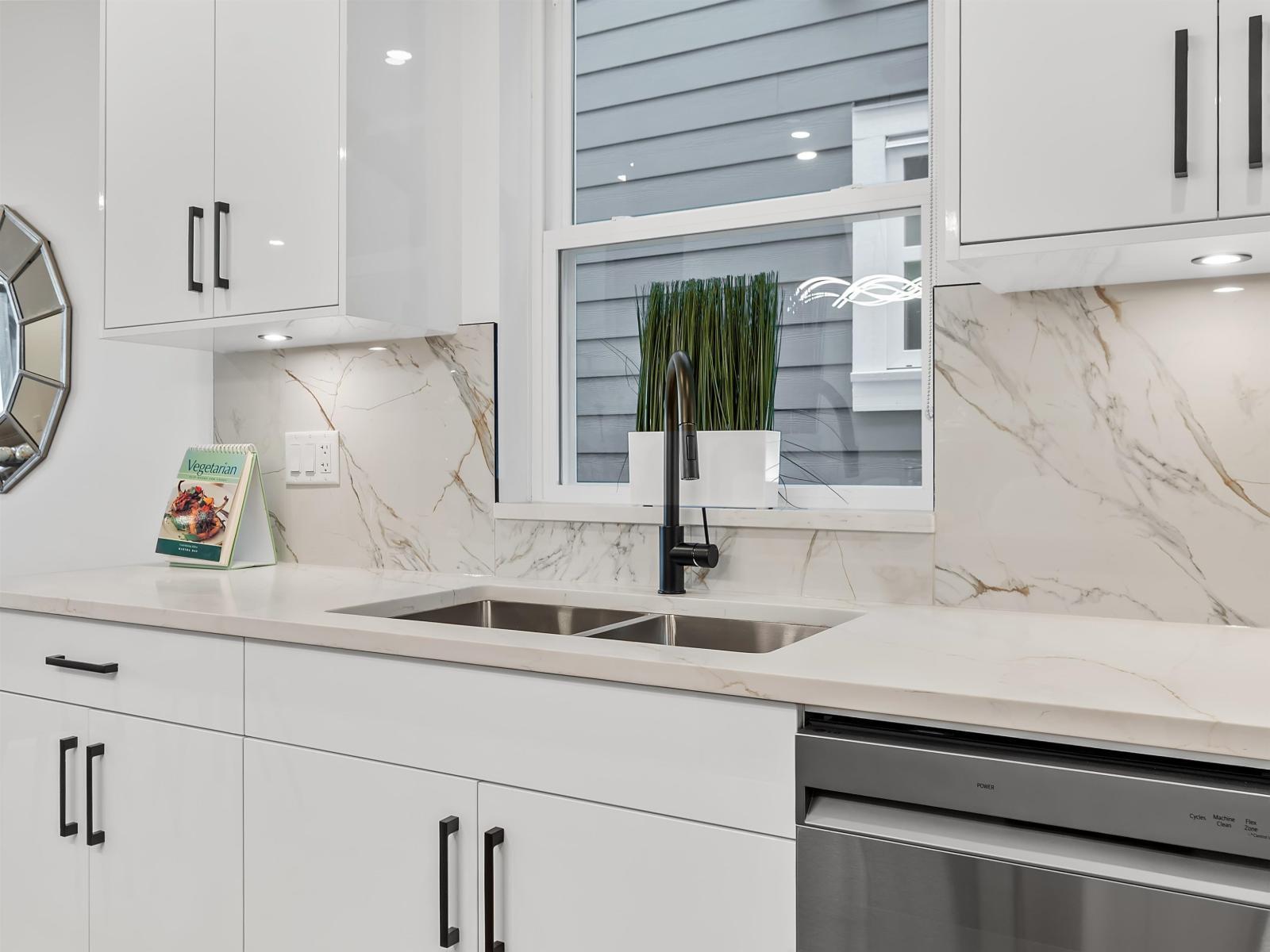 101 16697 16 Avenue, Surrey, BC - Indoor Photo Showing Kitchen With Double Sink With Upgraded Kitchen