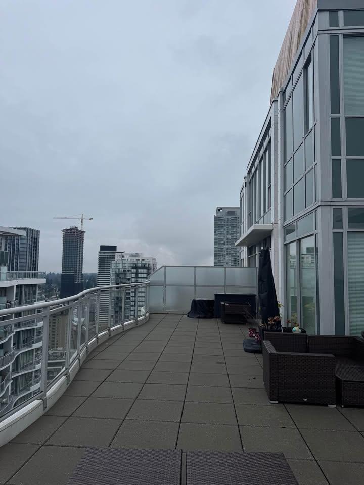 2701 13303 Central Avenue, Surrey, BC - Outdoor