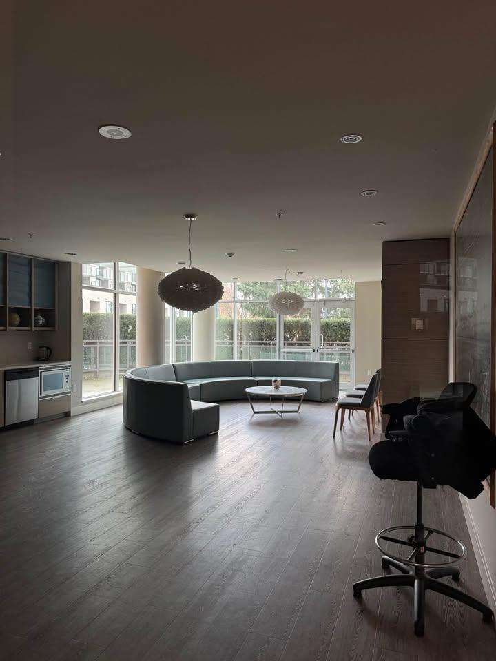 2701 13303 Central Avenue, Surrey, BC - Indoor Photo Showing Living Room