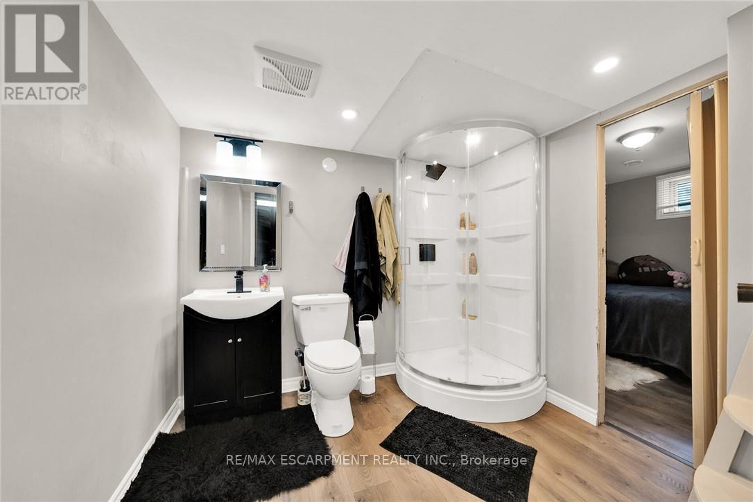 226 Carluke Road E, Hamilton, ON - Indoor Photo Showing Bathroom