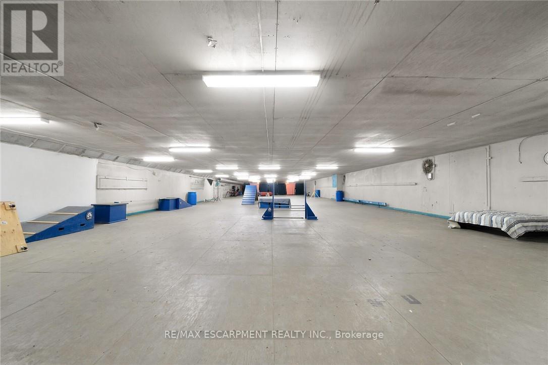 226 Carluke Road E, Hamilton, ON - Indoor Photo Showing Garage
