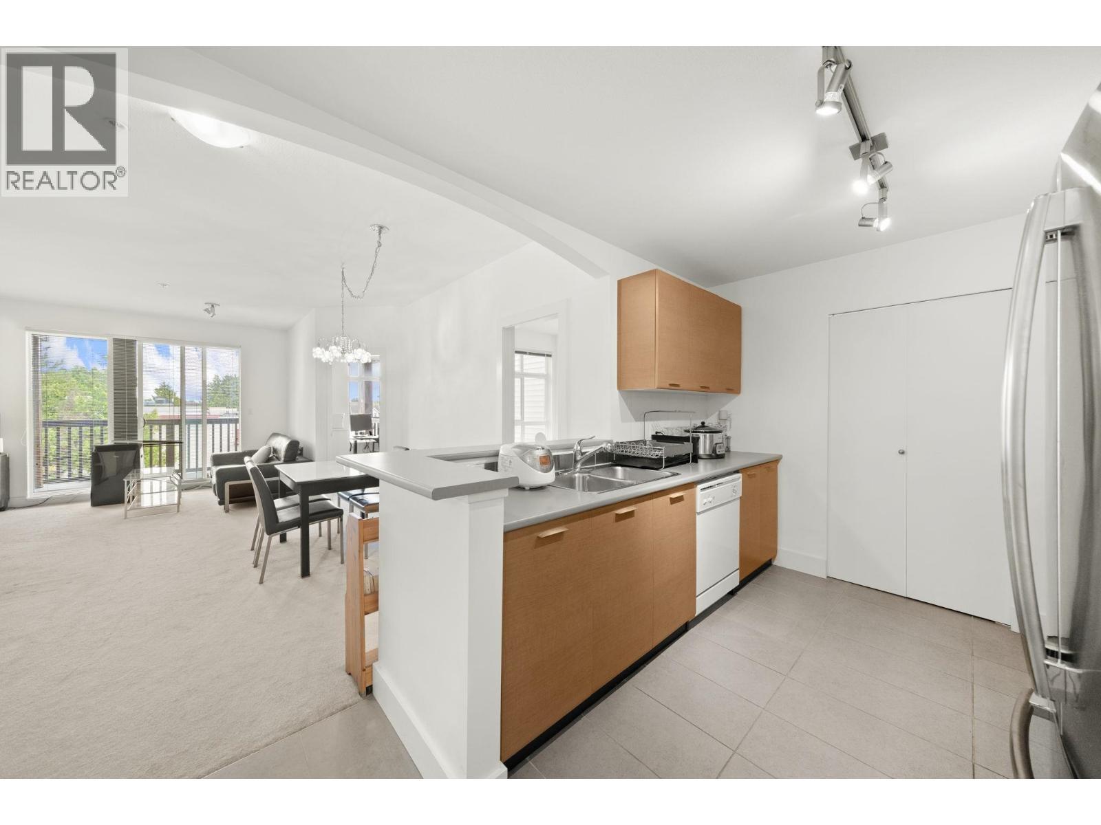 318 6033 Katsura Street, Richmond, BC - Indoor Photo Showing Kitchen With Double Sink