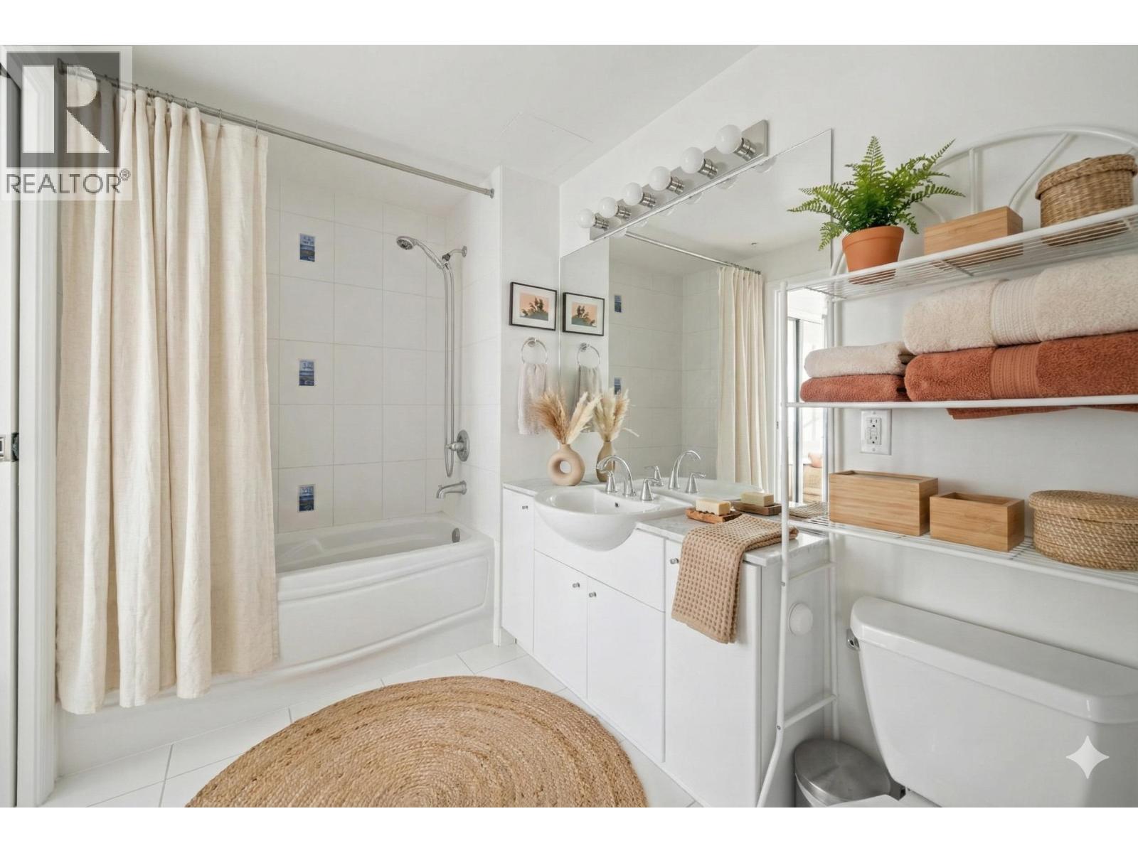 2102 188 E Esplanade Street, North Vancouver, BC - Indoor Photo Showing Bathroom