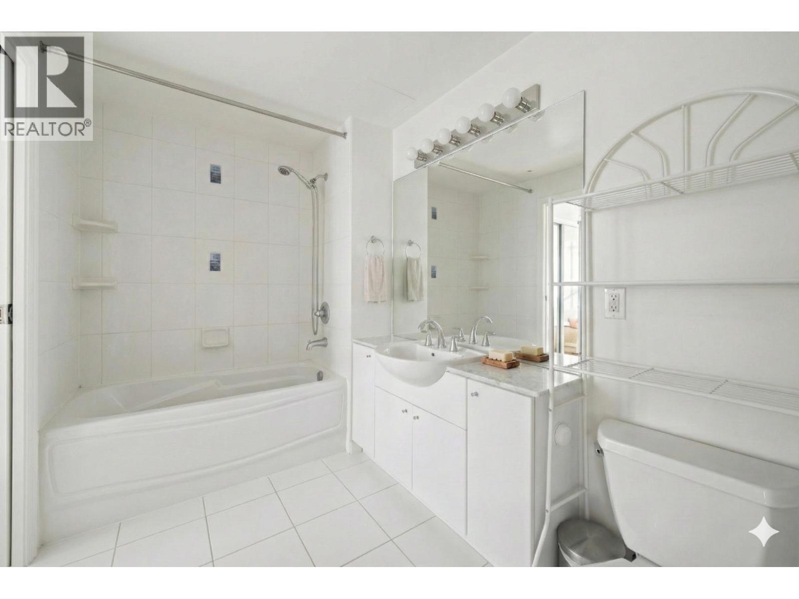 2102 188 E Esplanade Street, North Vancouver, BC - Indoor Photo Showing Bathroom