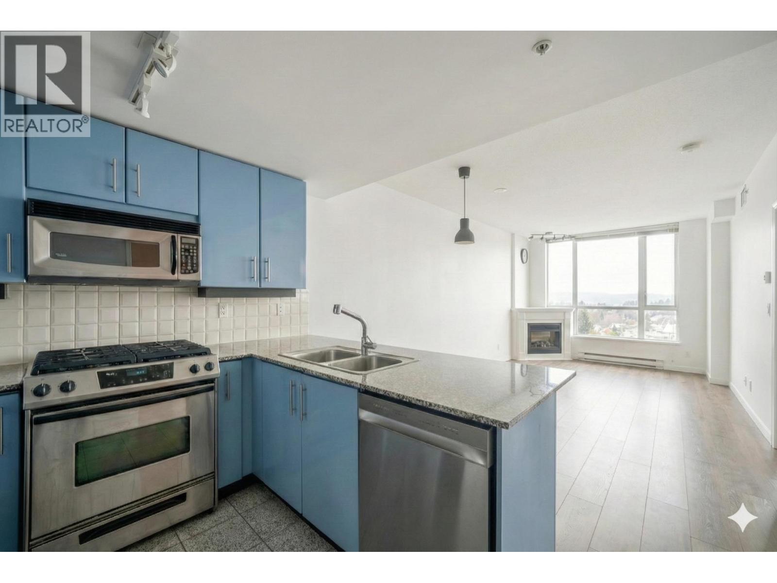 2102 188 E Esplanade Street, North Vancouver, BC - Indoor Photo Showing Kitchen With Double Sink With Upgraded Kitchen