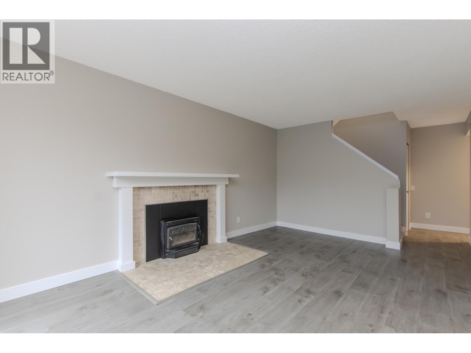 10 1500 Judd Road, Squamish, BC - Indoor Photo Showing Living Room With Fireplace