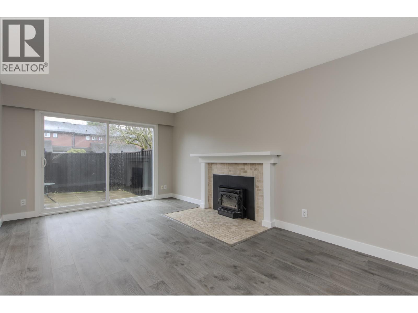 10 1500 Judd Road, Squamish, BC - Indoor Photo Showing Living Room With Fireplace