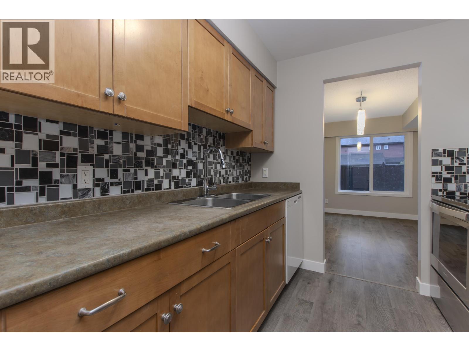 10 1500 Judd Road, Squamish, BC - Indoor Photo Showing Kitchen With Double Sink