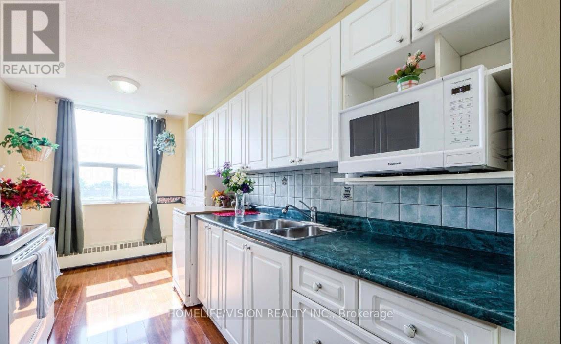 515 - 175 Hilda Avenue, Toronto, ON - Indoor Photo Showing Kitchen With Double Sink