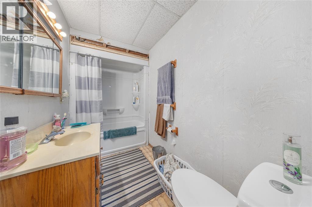 4 Clyde Street, Lambton Shores, ON - Indoor Photo Showing Bathroom
