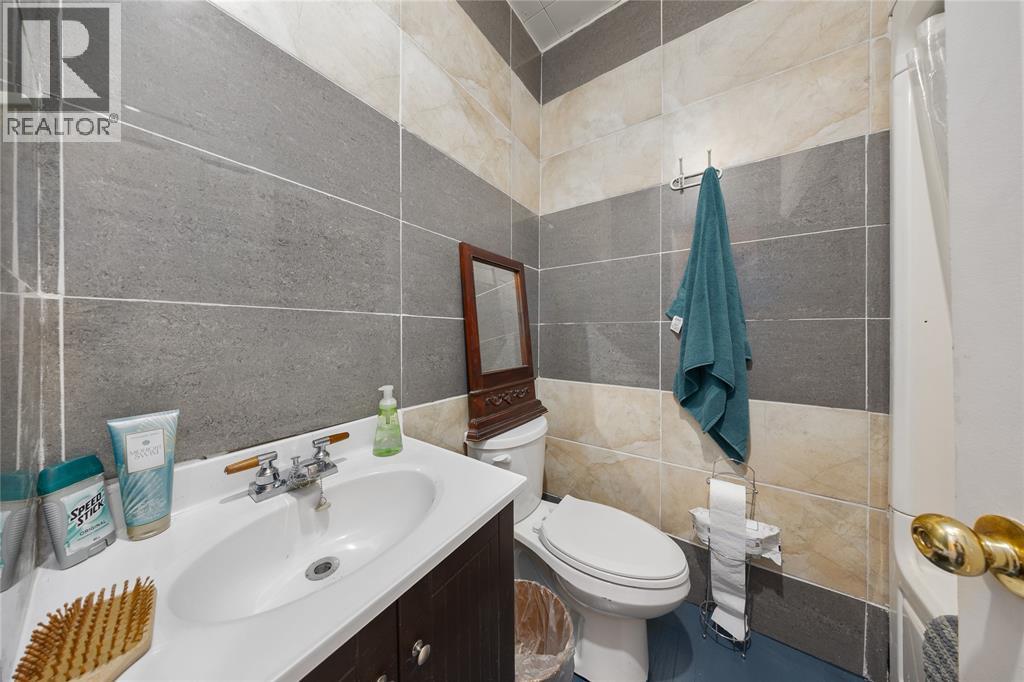 4 Clyde Street, Lambton Shores, ON - Indoor Photo Showing Bathroom