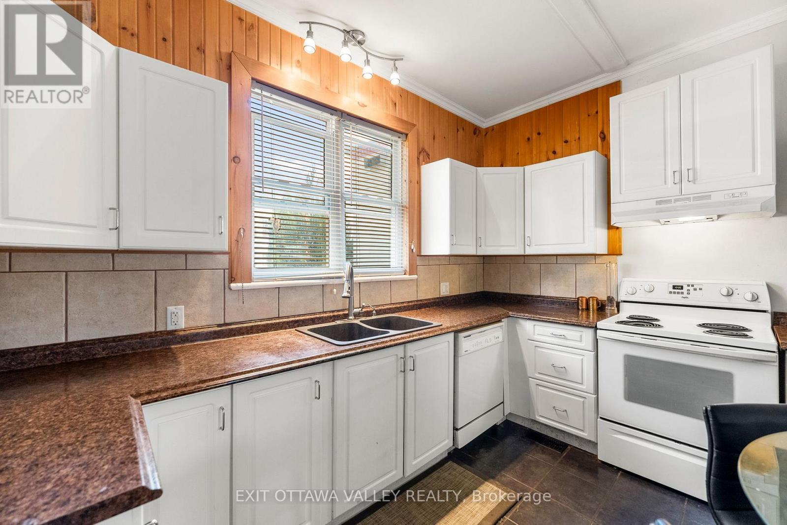 310 Murray Street, Pembroke, ON - Indoor Photo Showing Kitchen With Double Sink
