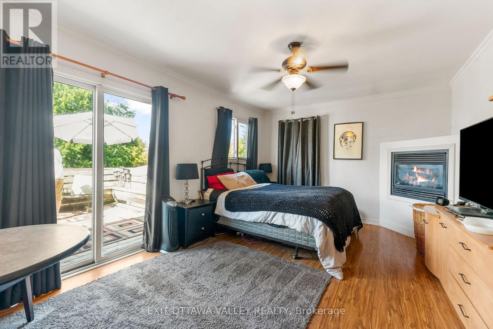 310 Murray Street, Pembroke, ON - Indoor Photo Showing Bedroom