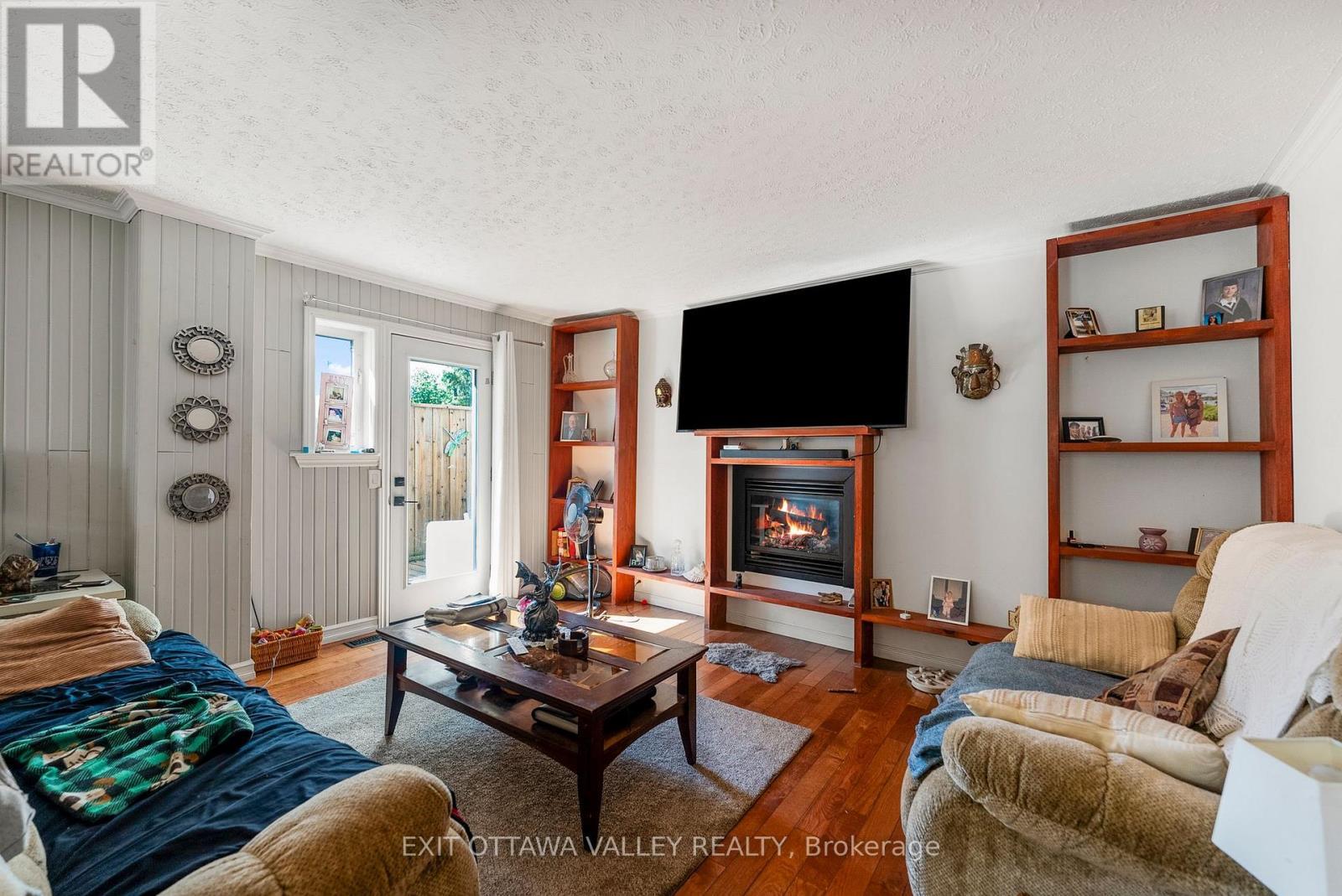 310 Murray Street, Pembroke, ON - Indoor Photo Showing Living Room With Fireplace