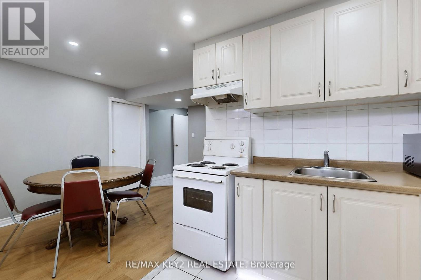 Bsmt - 201 Hopecrest Road, Markham, ON - Indoor Photo Showing Kitchen