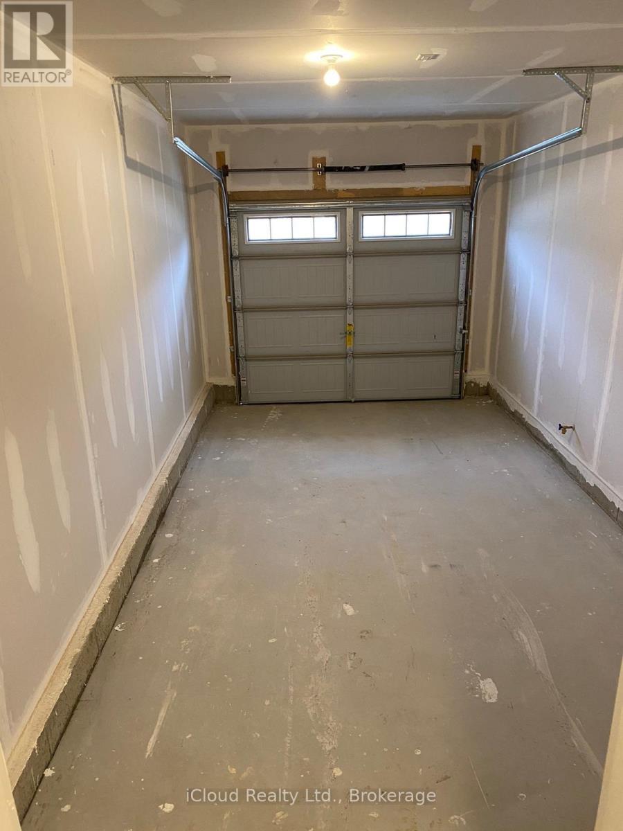 8871 Chickory Trail, Niagara Falls, ON - Indoor Photo Showing Garage