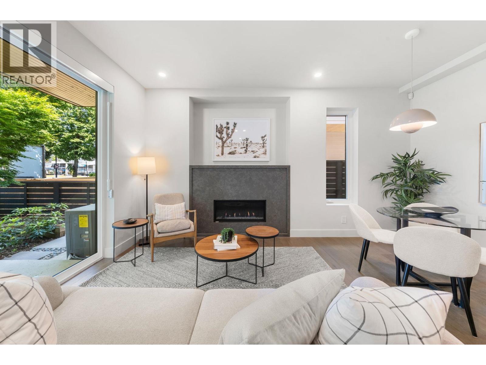 1 638 E 46Th Avenue, Vancouver, BC - Indoor Photo Showing Living Room With Fireplace