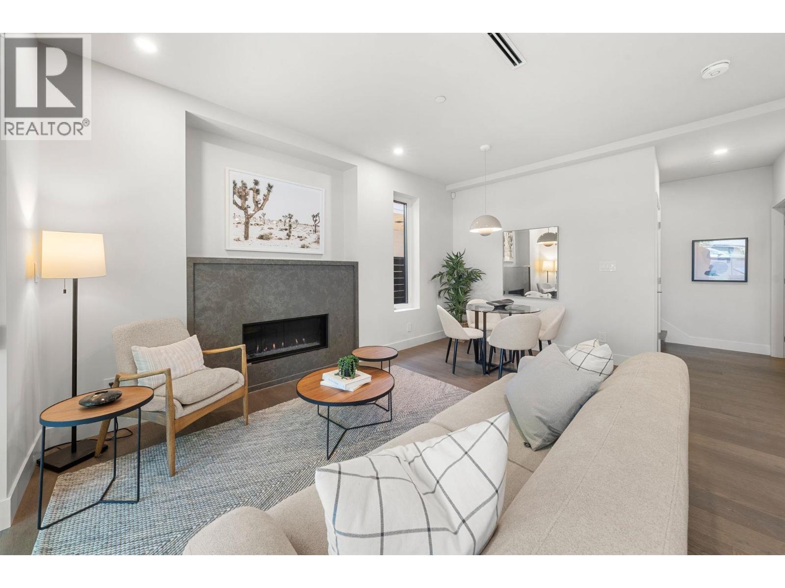 1 638 E 46Th Avenue, Vancouver, BC - Indoor Photo Showing Living Room With Fireplace