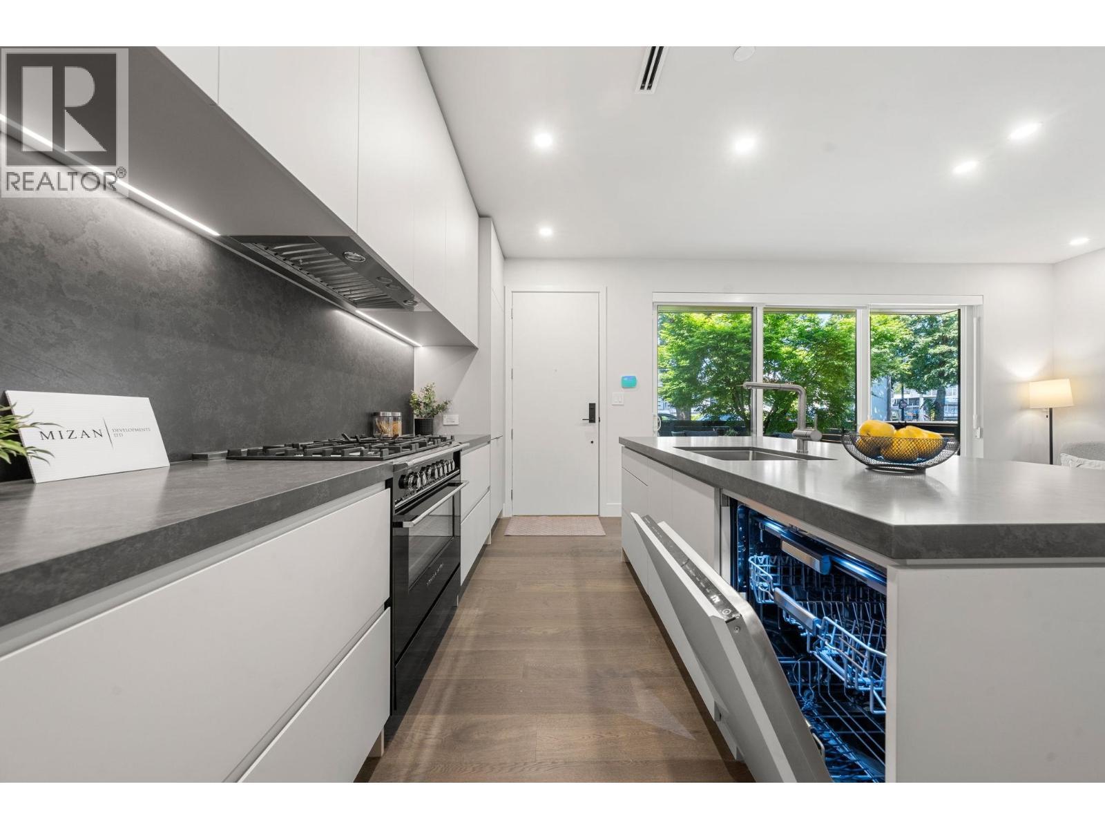 1 638 E 46Th Avenue, Vancouver, BC - Indoor Photo Showing Kitchen