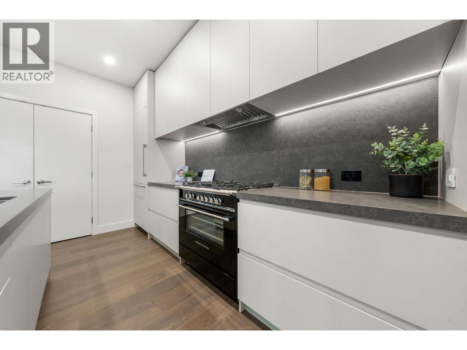 1 638 E 46Th Avenue, Vancouver, BC - Indoor Photo Showing Kitchen