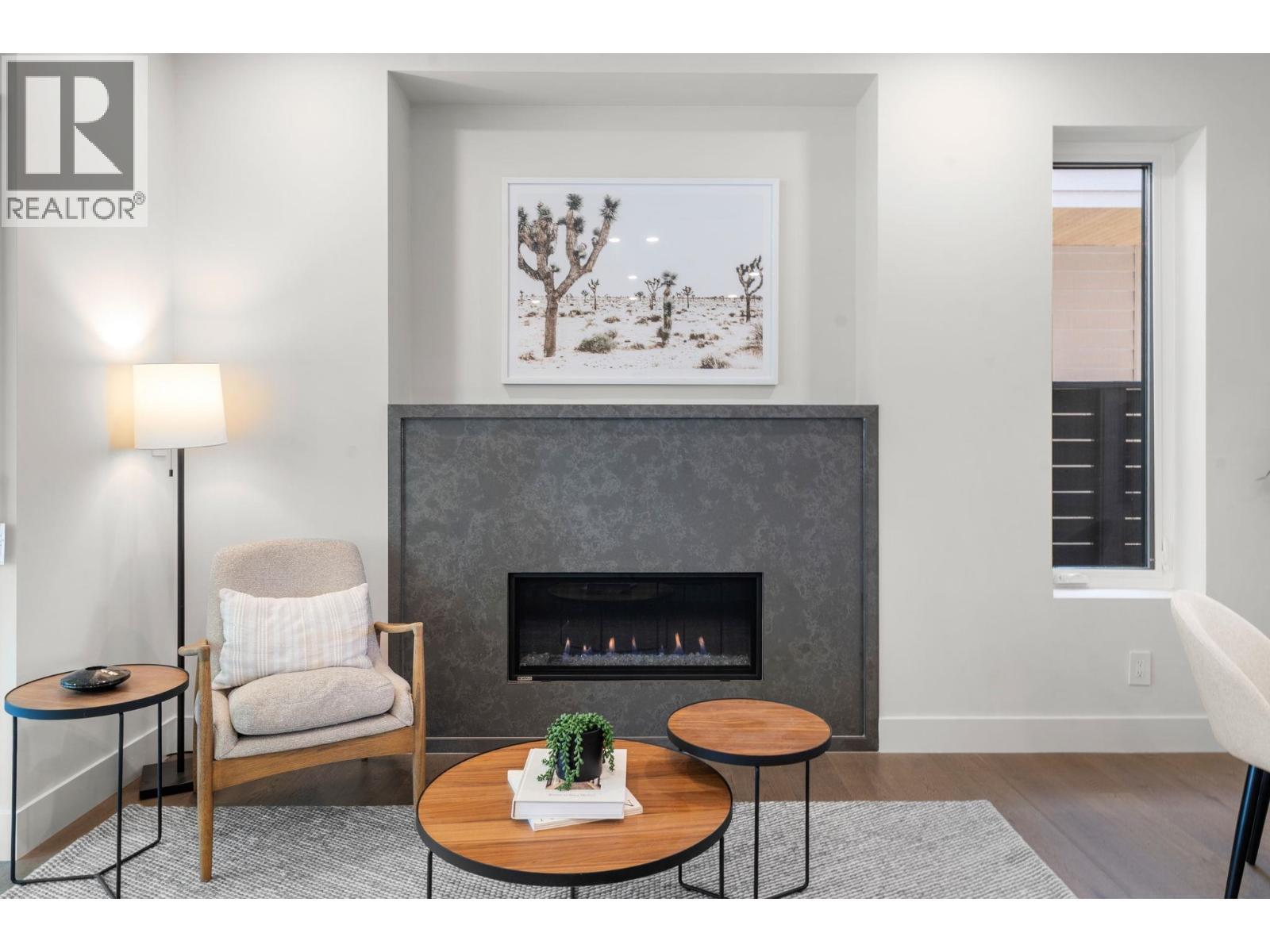 1 638 E 46Th Avenue, Vancouver, BC - Indoor Photo Showing Living Room With Fireplace