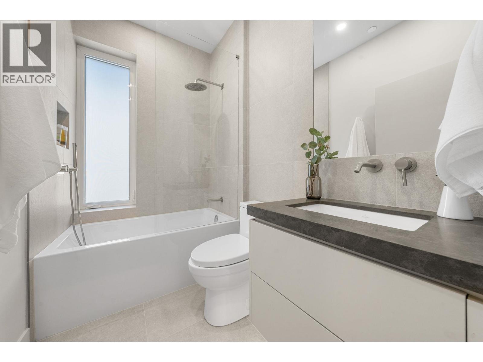 1 638 E 46Th Avenue, Vancouver, BC - Indoor Photo Showing Bathroom