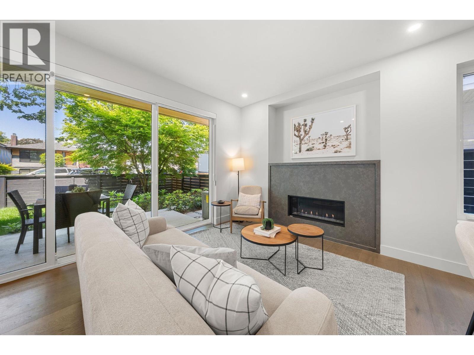 1 638 E 46Th Avenue, Vancouver, BC - Indoor Photo Showing Living Room With Fireplace