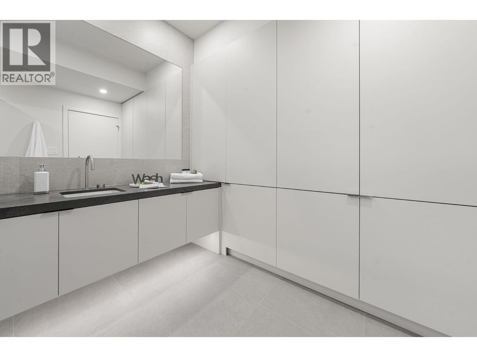 1 638 E 46Th Avenue, Vancouver, BC - Indoor