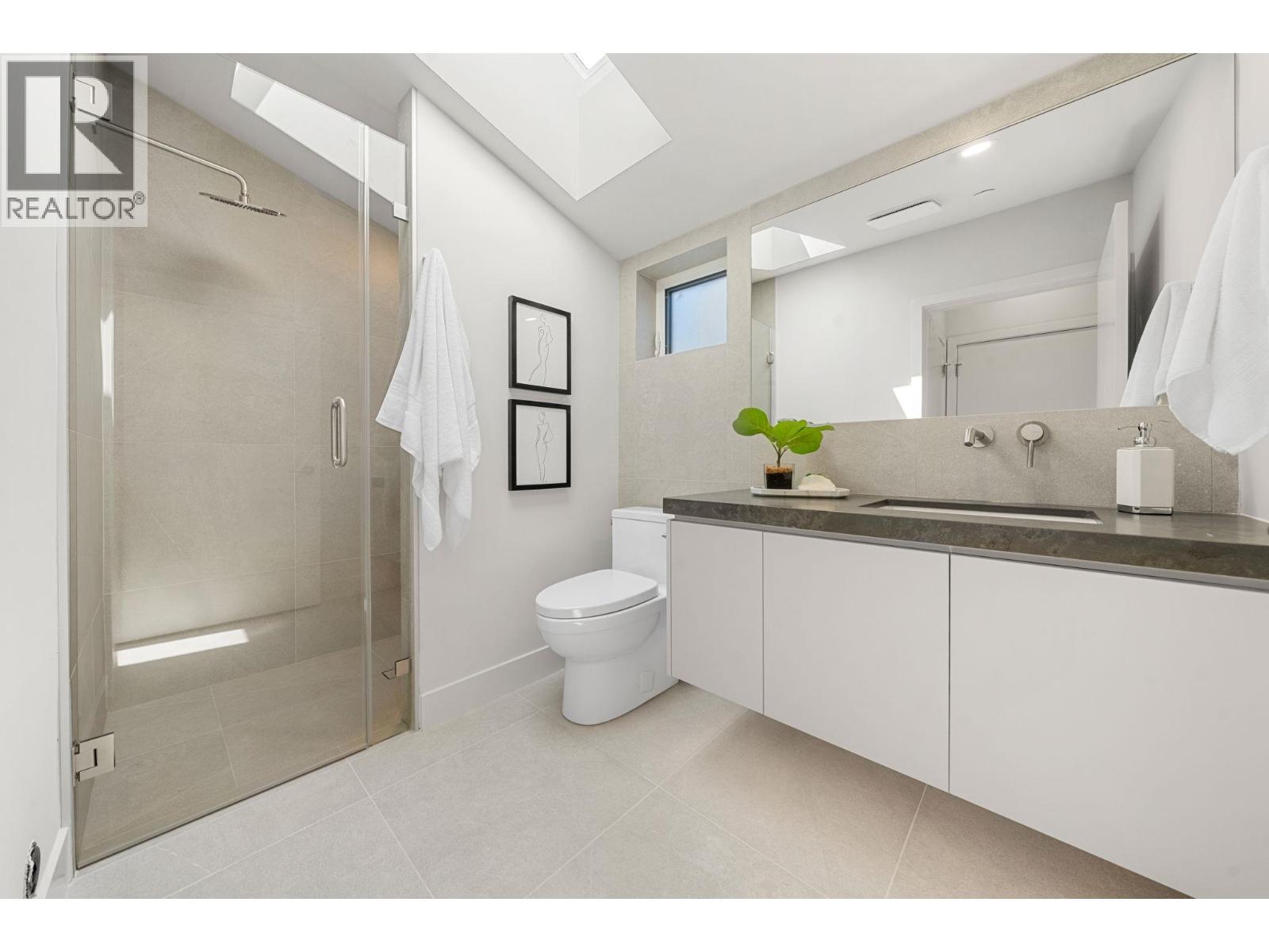 1 638 E 46Th Avenue, Vancouver, BC - Indoor Photo Showing Bathroom