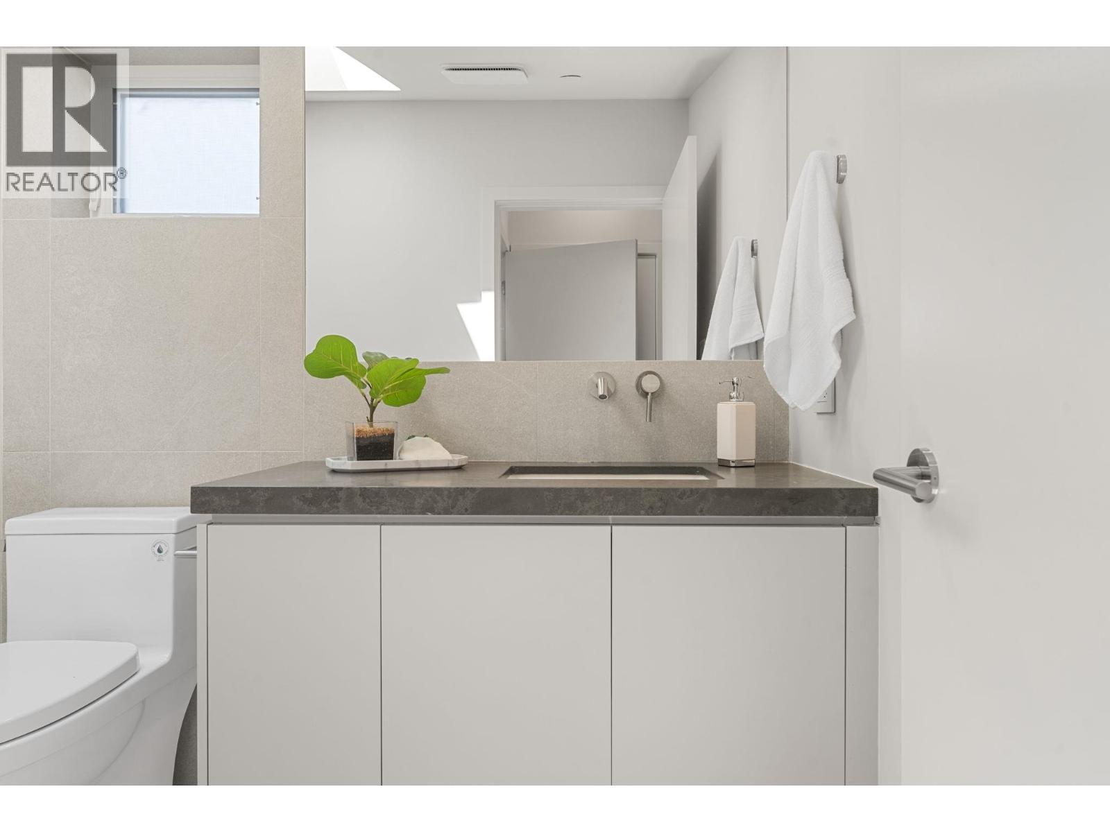 1 638 E 46Th Avenue, Vancouver, BC - Indoor Photo Showing Bathroom