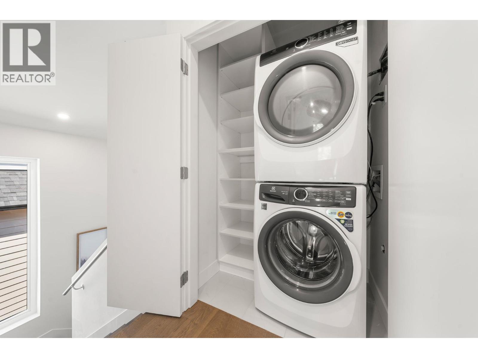 1 638 E 46Th Avenue, Vancouver, BC - Indoor Photo Showing Laundry Room