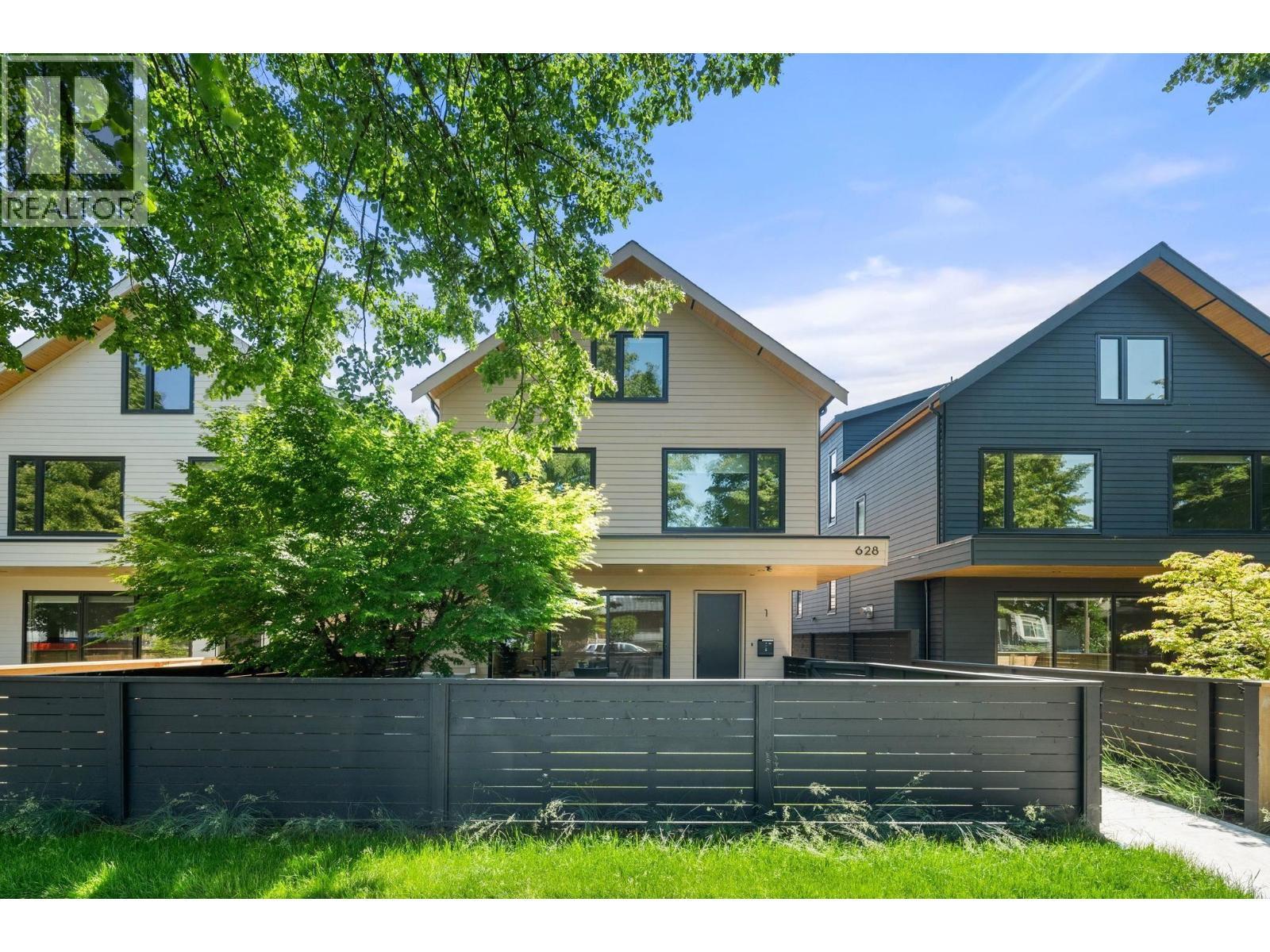 1 638 E 46Th Avenue, Vancouver, BC - Outdoor