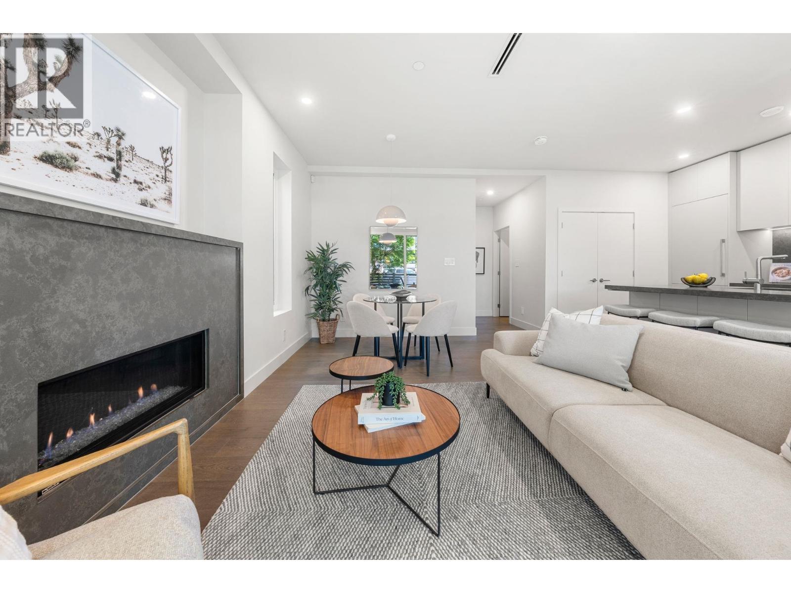 1 638 E 46Th Avenue, Vancouver, BC - Indoor Photo Showing Living Room With Fireplace