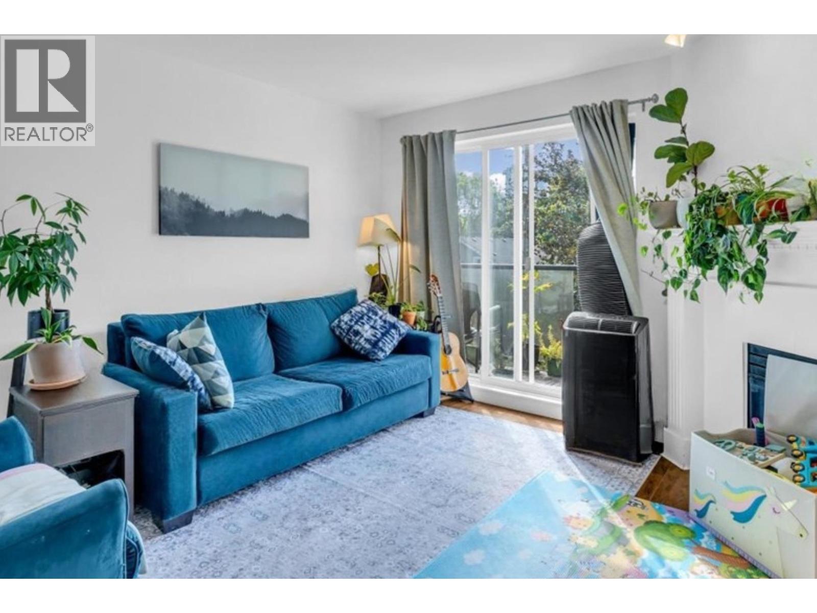 307 876 W 16Th Avenue, Vancouver, BC - Indoor Photo Showing Living Room