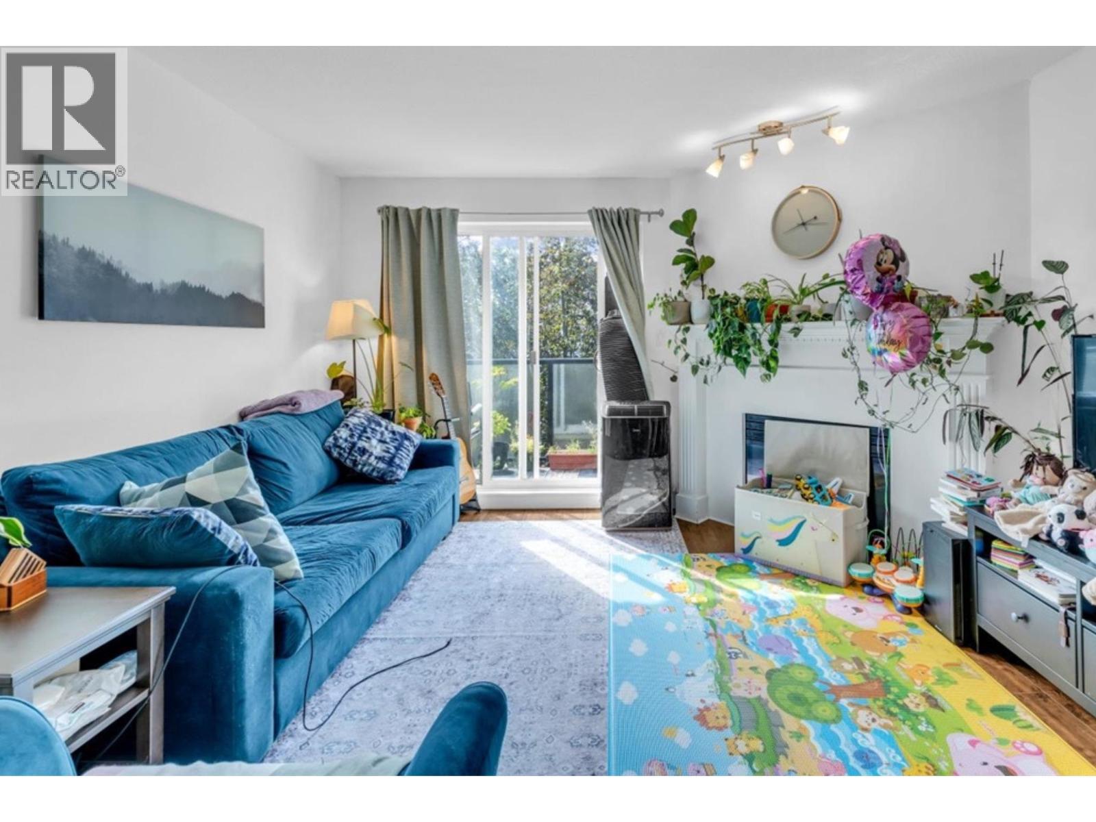 307 876 W 16Th Avenue, Vancouver, BC - Indoor Photo Showing Living Room
