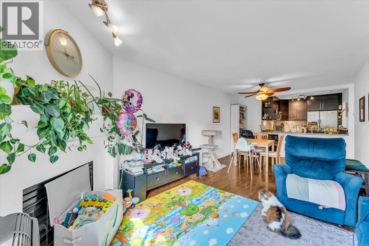 307 876 W 16Th Avenue, Vancouver, BC - Indoor Photo Showing Living Room